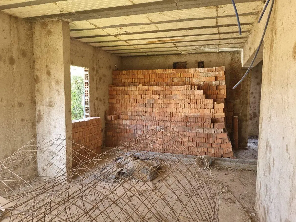 SE VENDE CASA A TERMINAR CON QUINCHO EN CENTENARIO 5