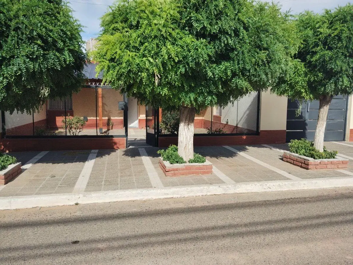 VENTA CASA 3 DORMITORIOS, PLAZA HUINCUL 4