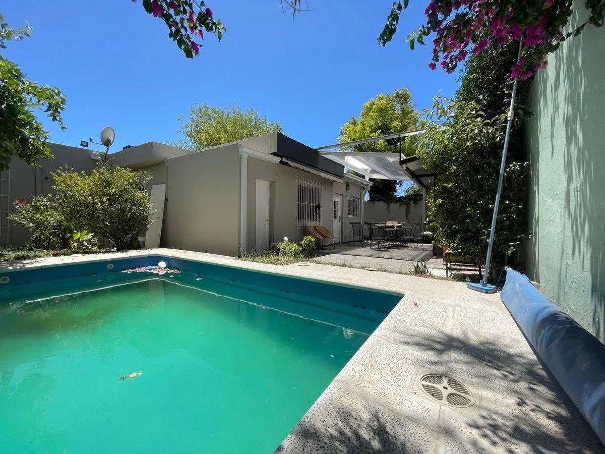 VENTA CASA 4 DORMITORIOS CON PILETA, CENTRO ESTE 5