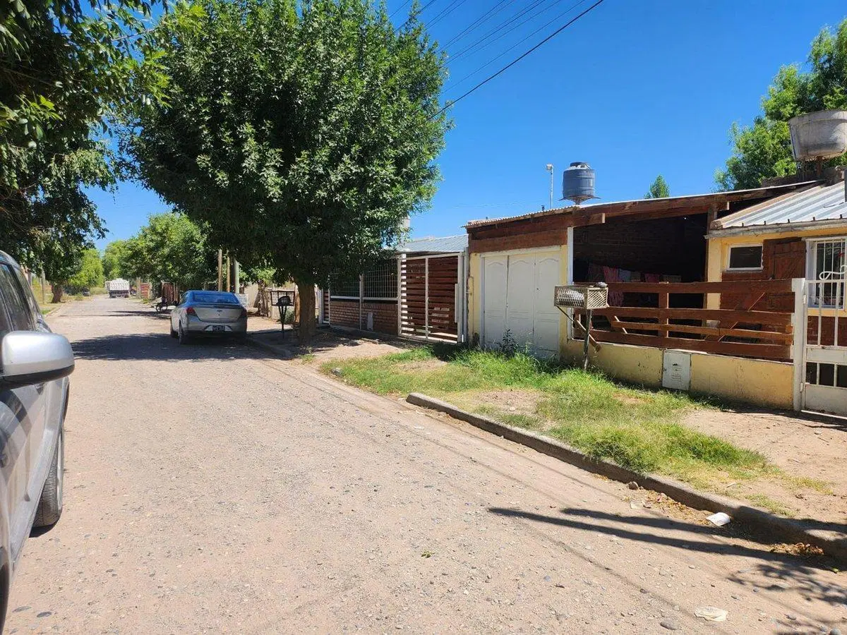 CASA 2 DORM EN VENTA + CASA 1 DORMITORIO, PLOTTIER 5