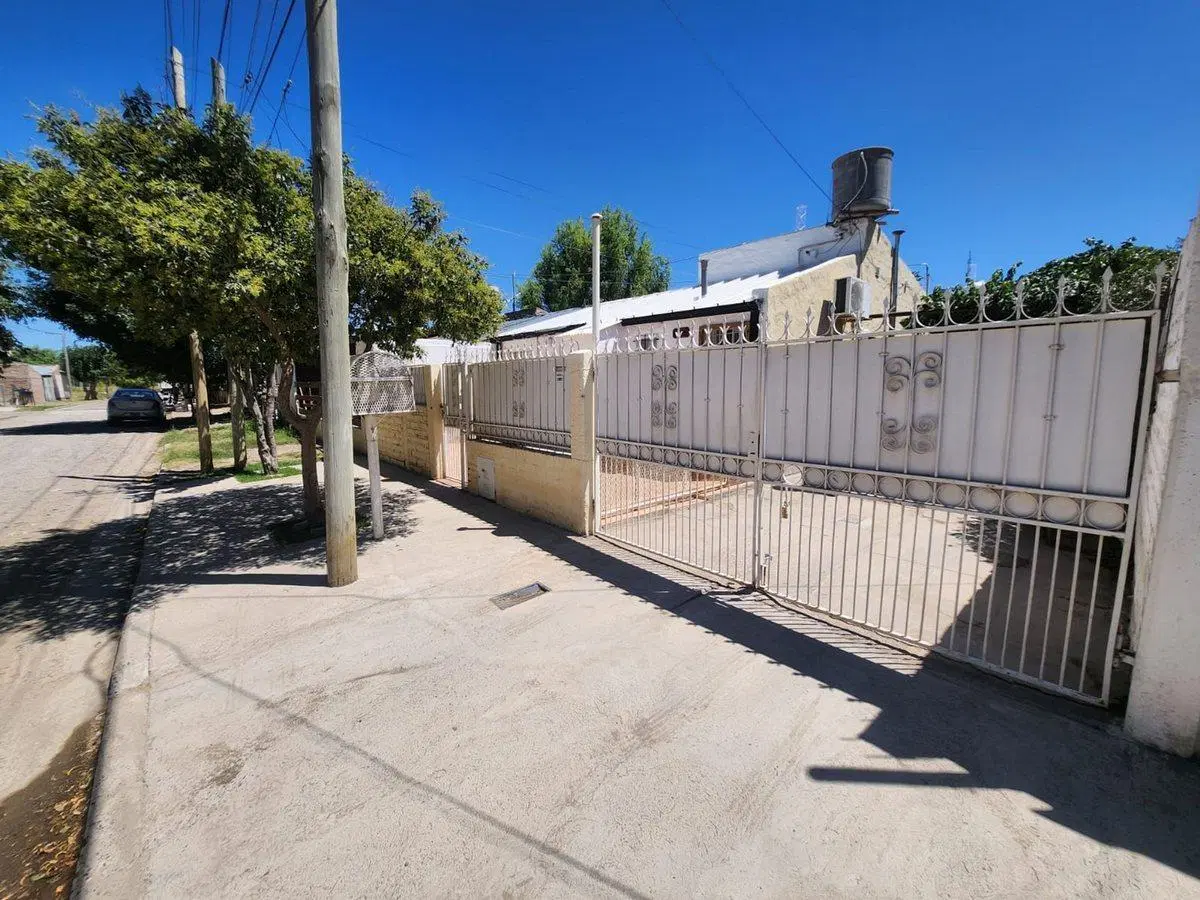 CASA 2 DORM EN VENTA + CASA 1 DORMITORIO, PLOTTIER 4
