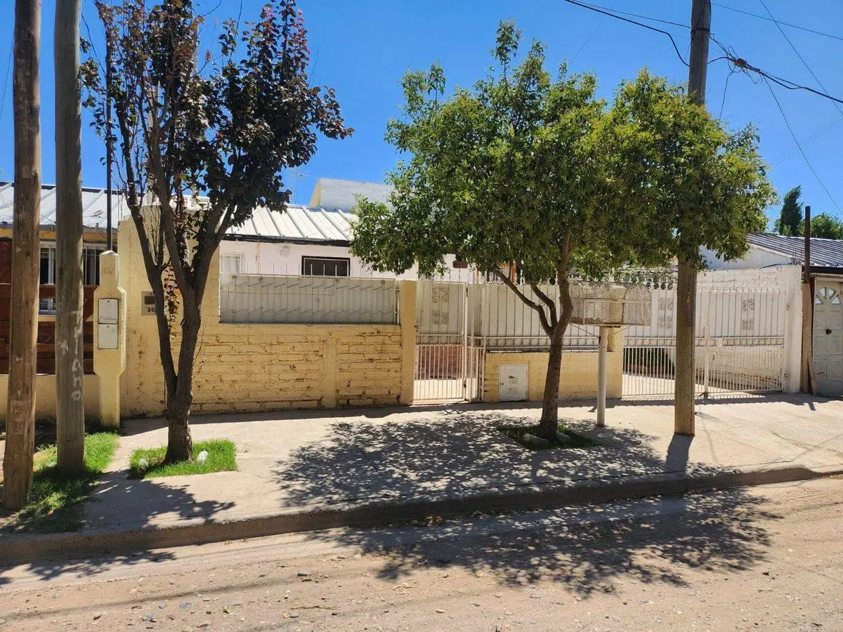 CASA 2 DORM EN VENTA + CASA 1 DORMITORIO, PLOTTIER 3