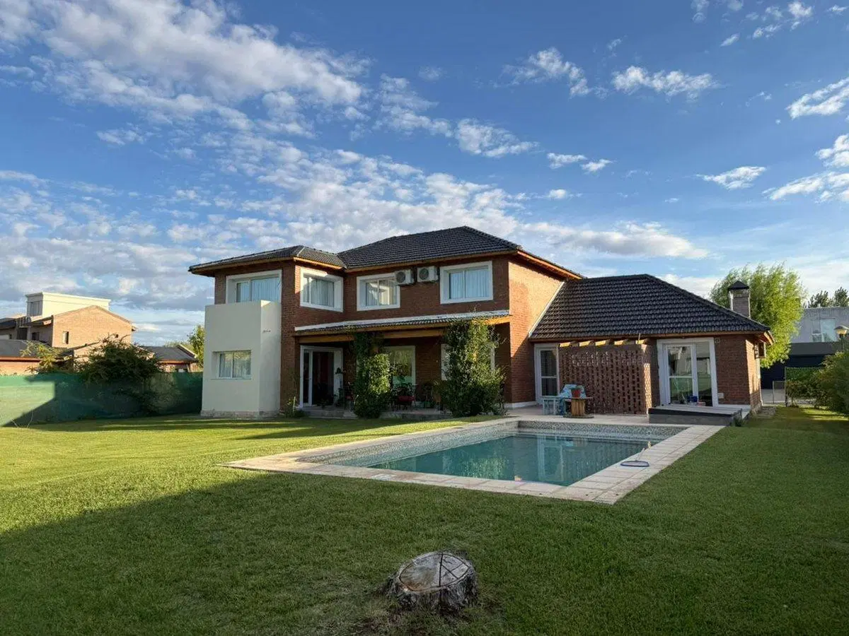 EN VENTA AMPLIA CASA  NIVEL GERENCIAL 5