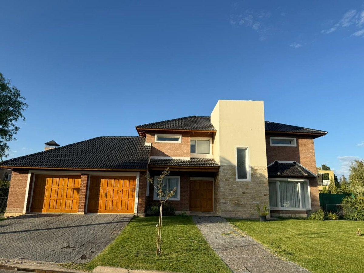 EN VENTA AMPLIA CASA NIVEL GERENCIAL