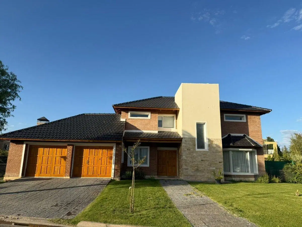 EN VENTA AMPLIA CASA  NIVEL GERENCIAL 2