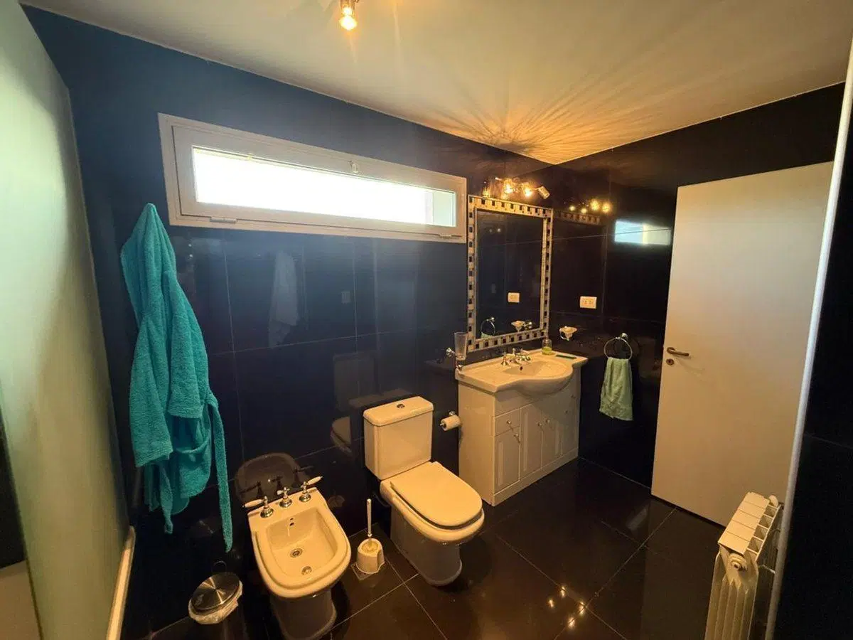 EN VENTA AMPLIA CASA  NIVEL GERENCIAL 4