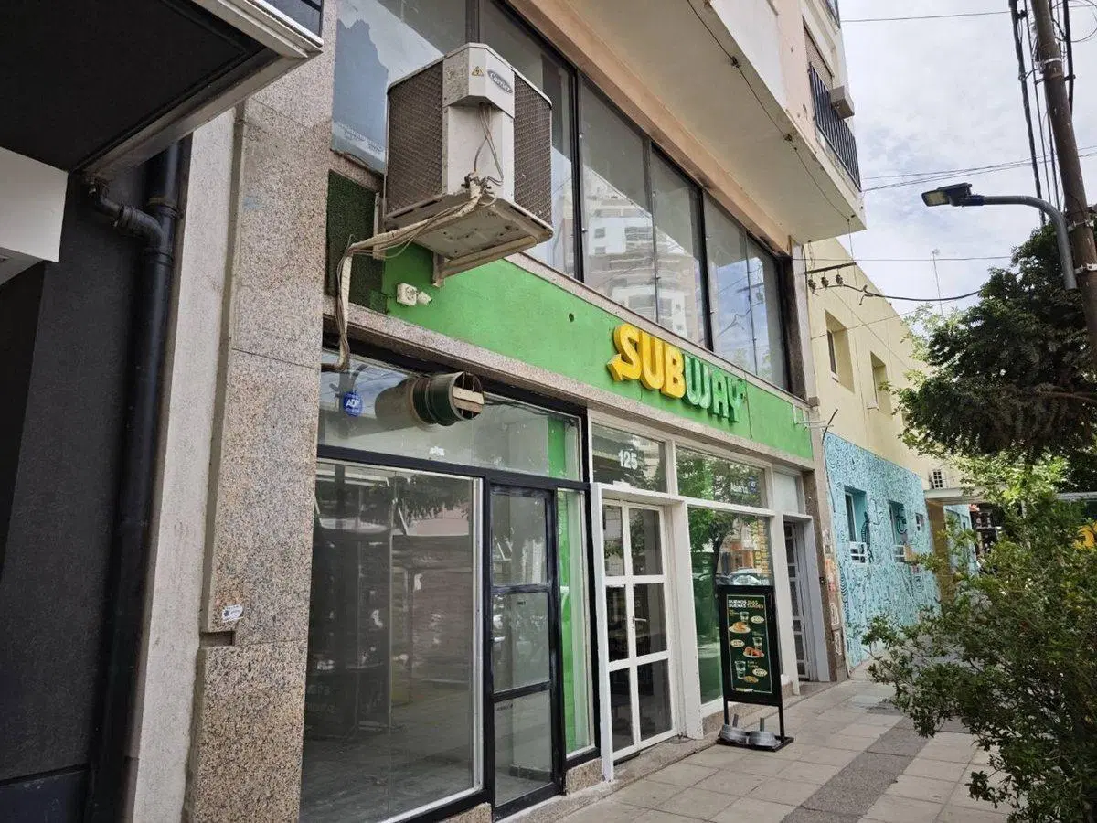 ALQUILER COMERCIAL FRENTE A CALLE MICROCENTRO NQN 4
