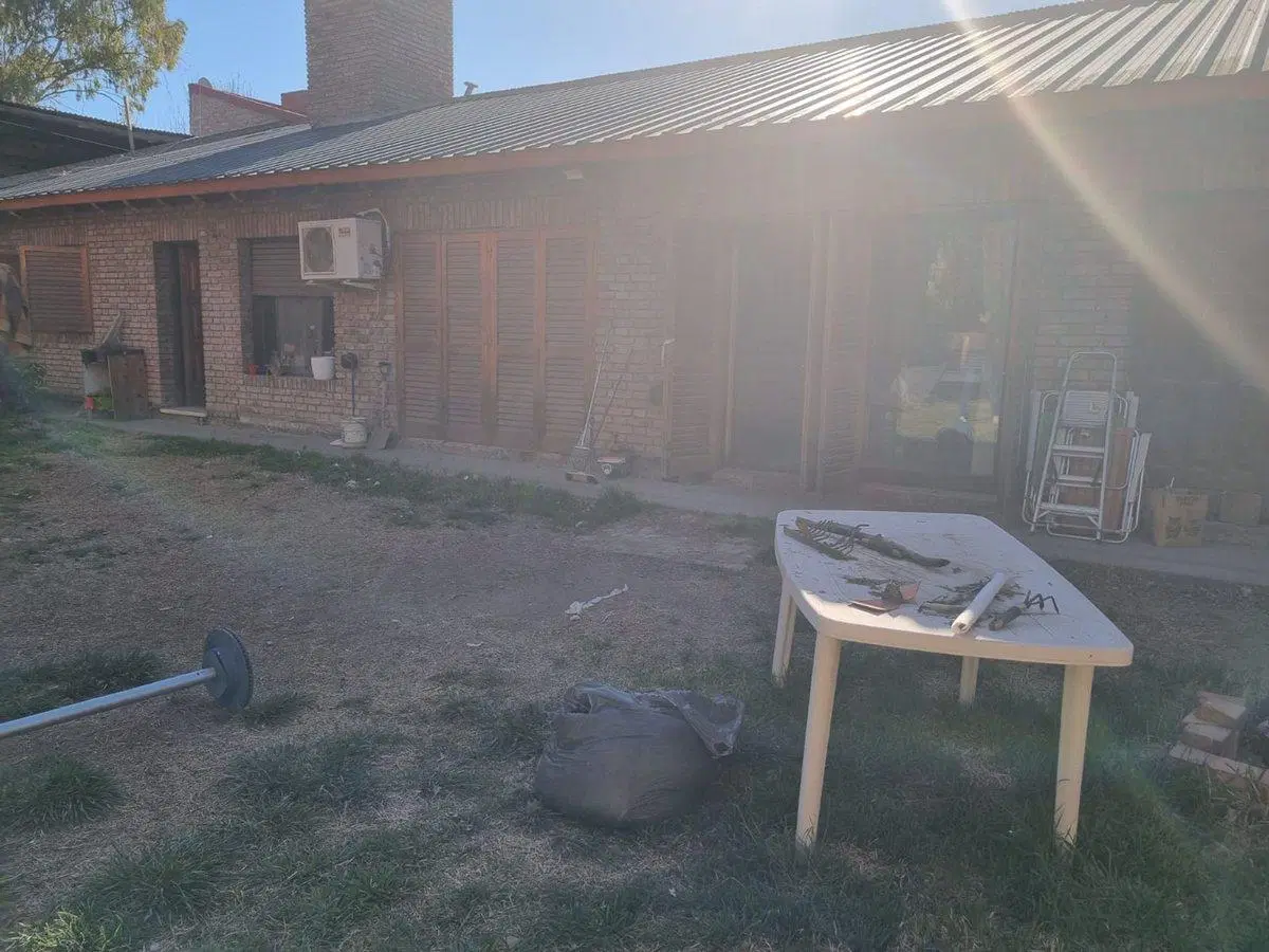 SE VENDE CASA A TERMINAR CON QUINCHO EN CENTENARIO 5