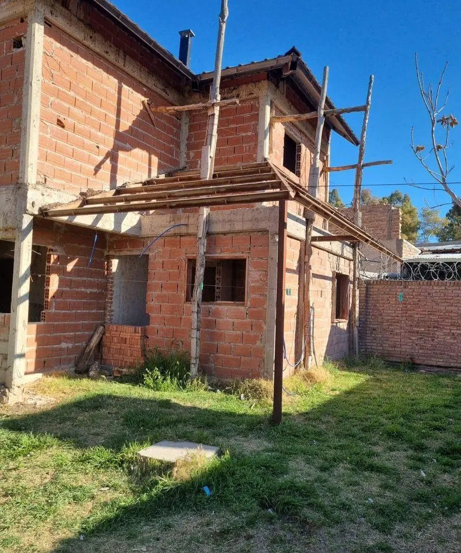 SE VENDE CASA A TERMINAR CON QUINCHO EN CENTENARIO 8
