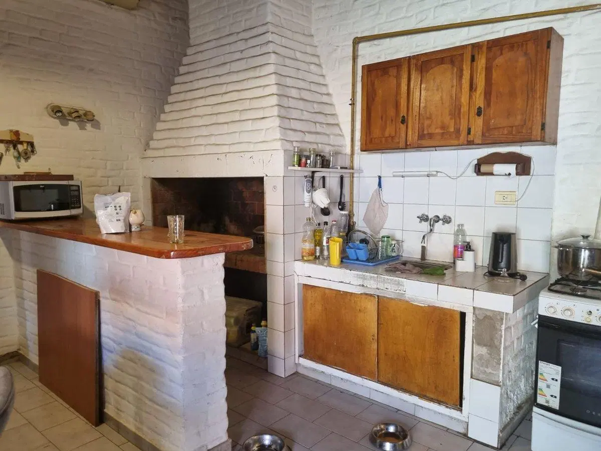 SE VENDE CASA A TERMINAR CON QUINCHO EN CENTENARIO 2