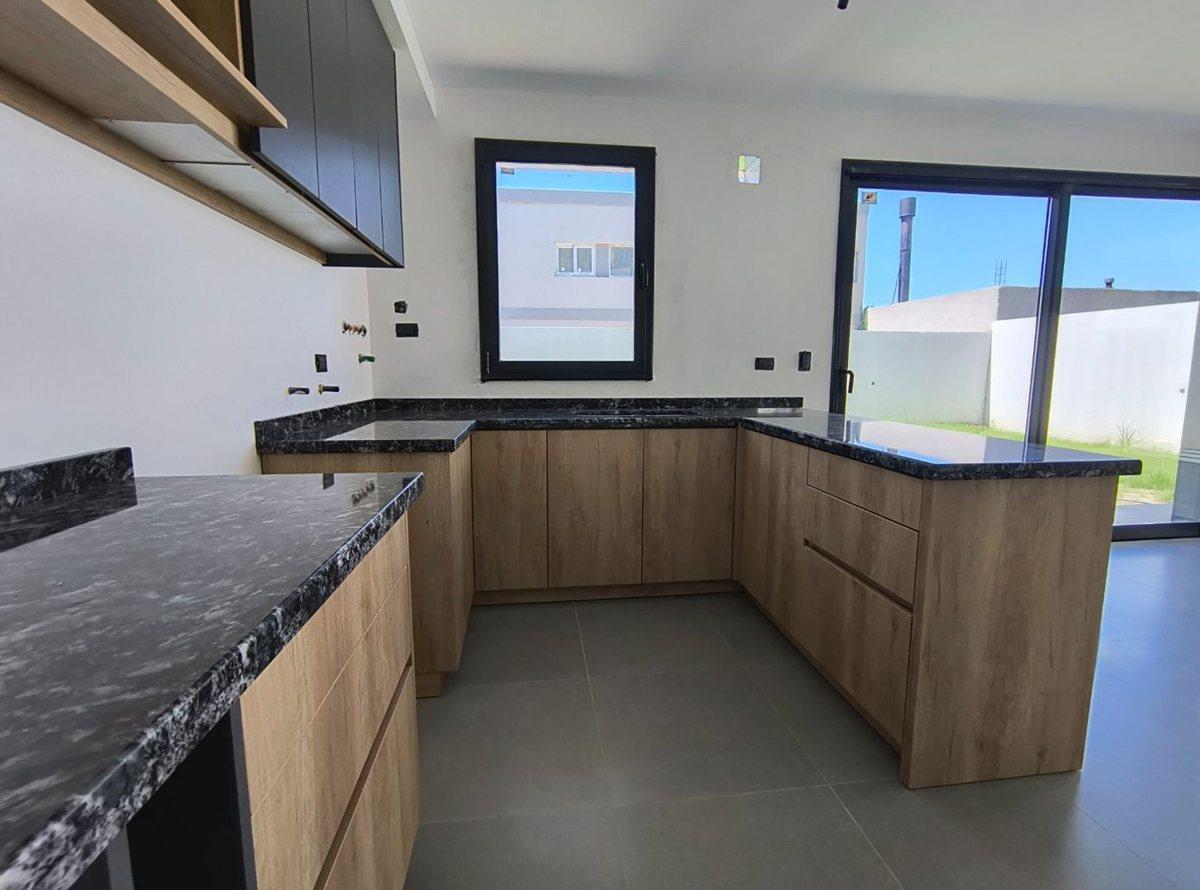 Foto de VENTA CASA TIPO DUPLEX DE TRES DORMITORIOS EN NQN, imagen 3