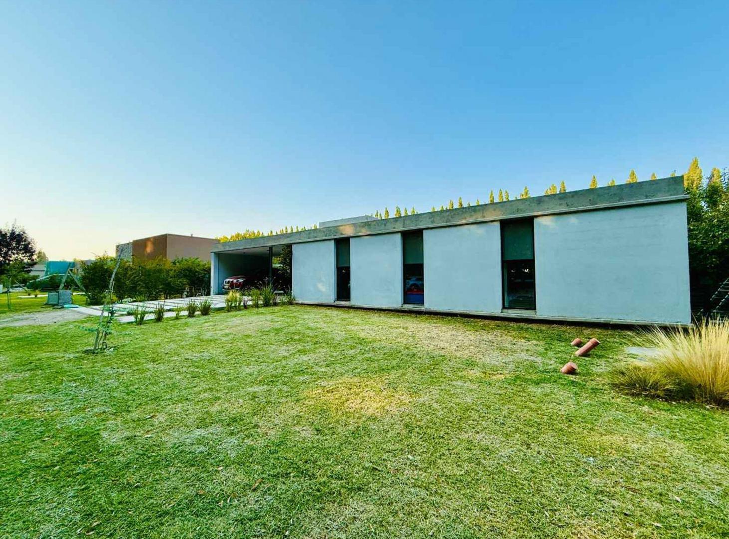 Casa 4 Dormitorios en B° Finca Laguna Blanca