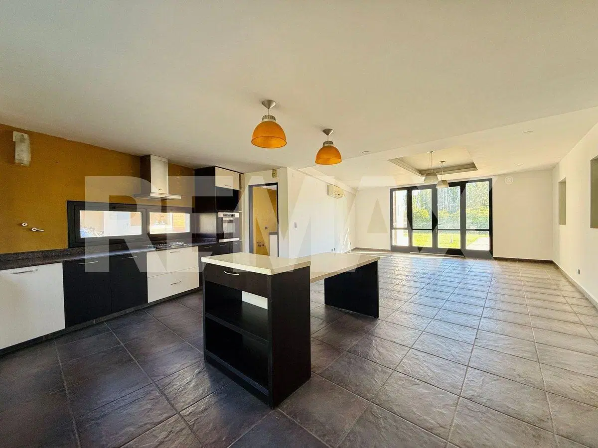VENTA CASA 4 DORMITORIOS, B° COMAHUE GOLF CLUB 3