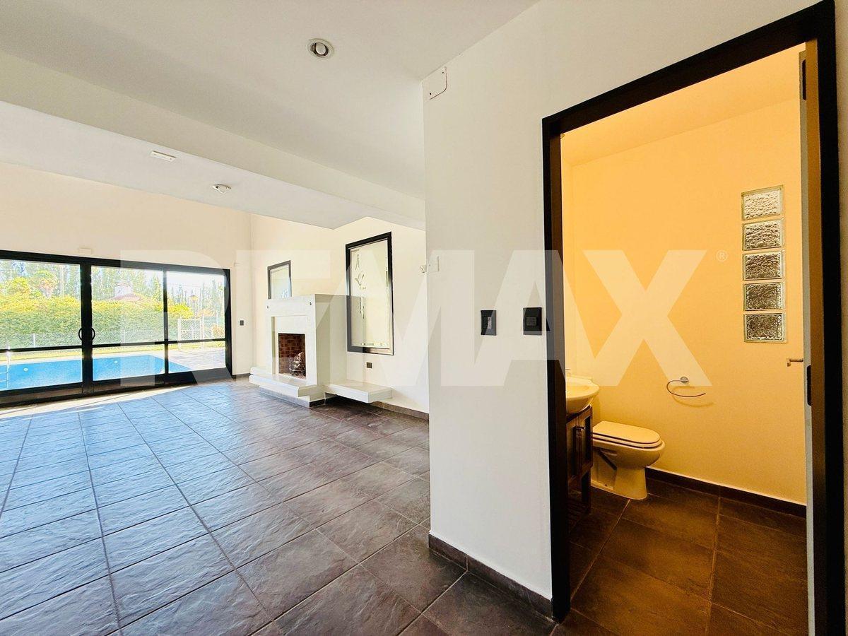 Foto de VENTA CASA 4 DORMITORIOS, B° COMAHUE GOLF CLUB, imagen 3