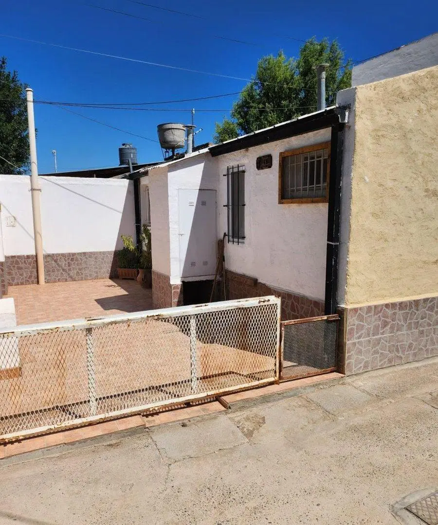 CASA 2 DORM EN VENTA + CASA 1 DORMITORIO, PLOTTIER 3