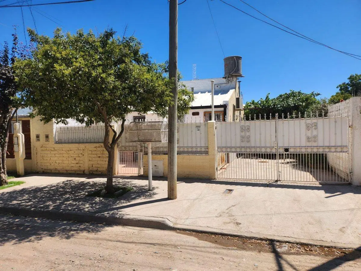 CASA 2 DORM EN VENTA + CASA 1 DORMITORIO, PLOTTIER 1