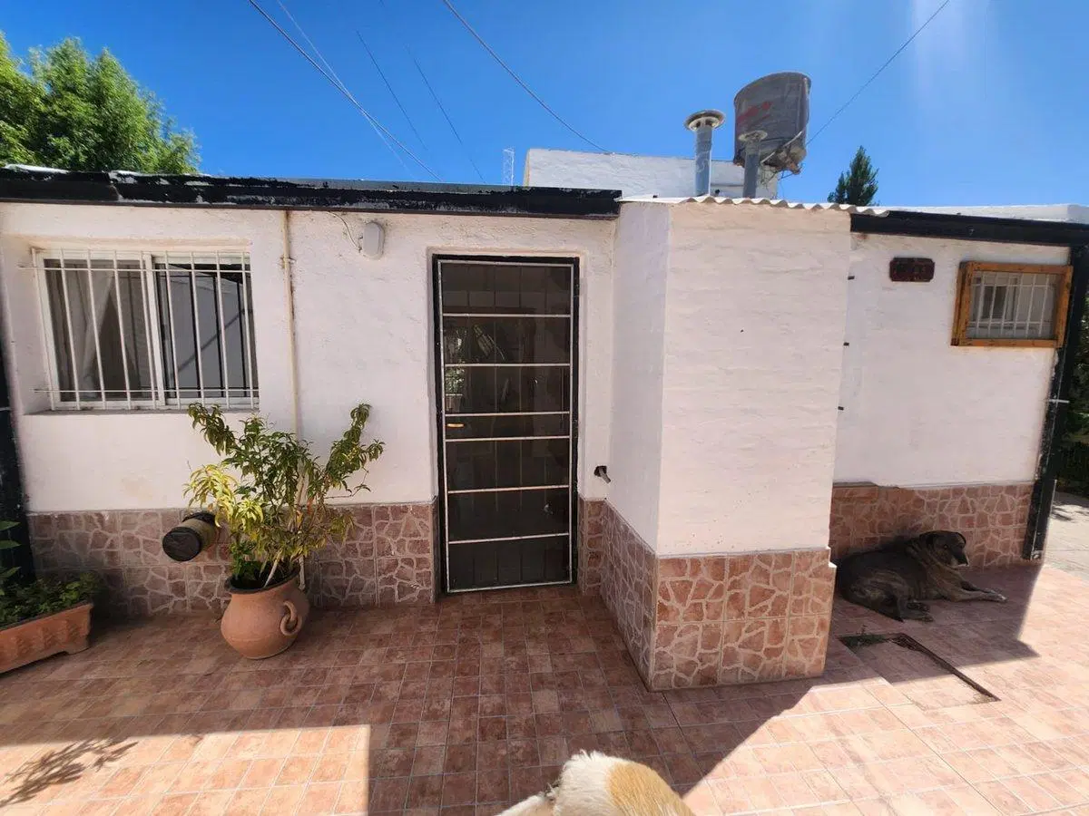 CASA 2 DORM EN VENTA + CASA 1 DORMITORIO, PLOTTIER 5