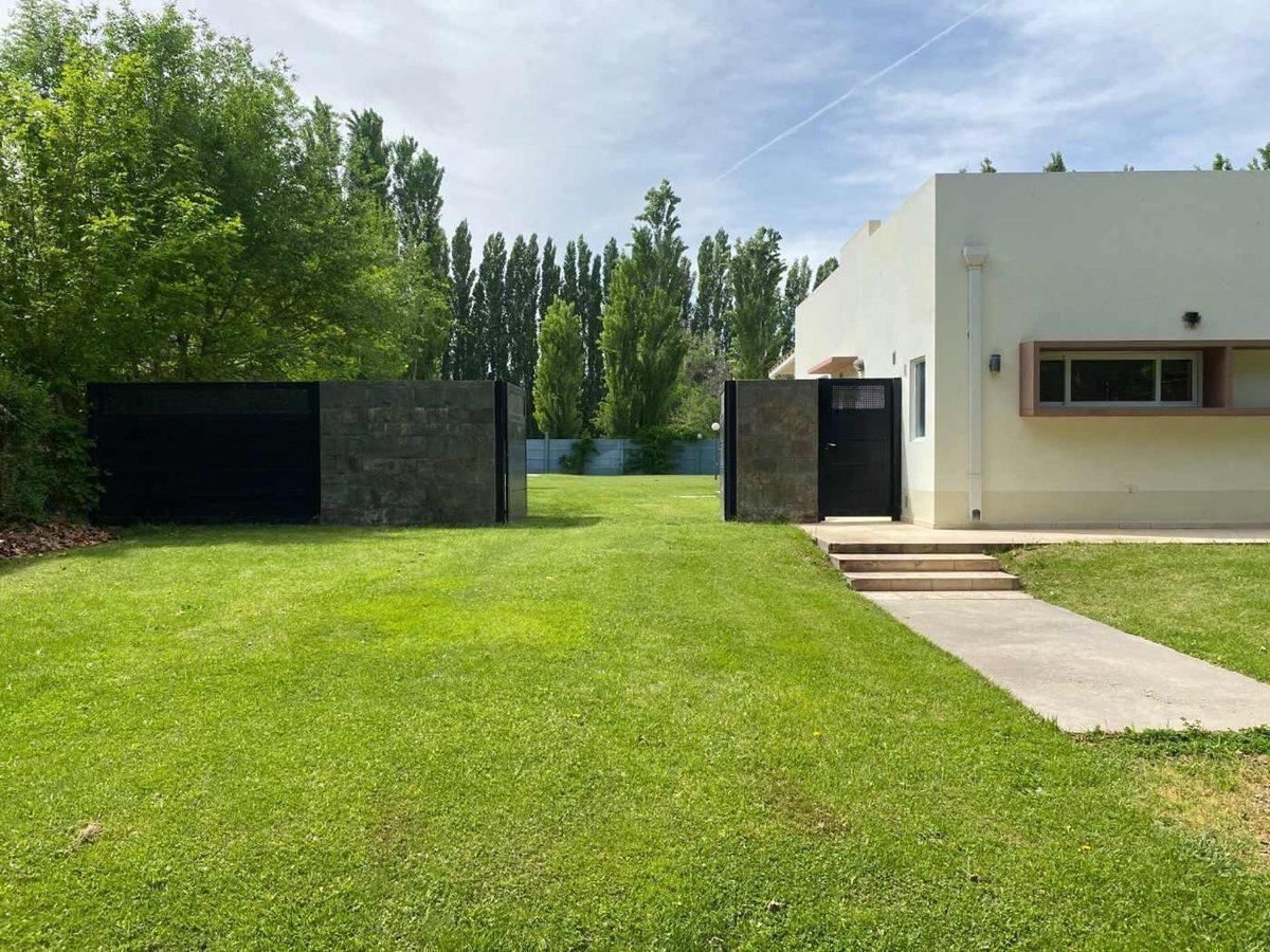 Foto de CASA 3 DORMITORIOS EN VENTA EN PLOTTIER B° PRIVADO, imagen 2