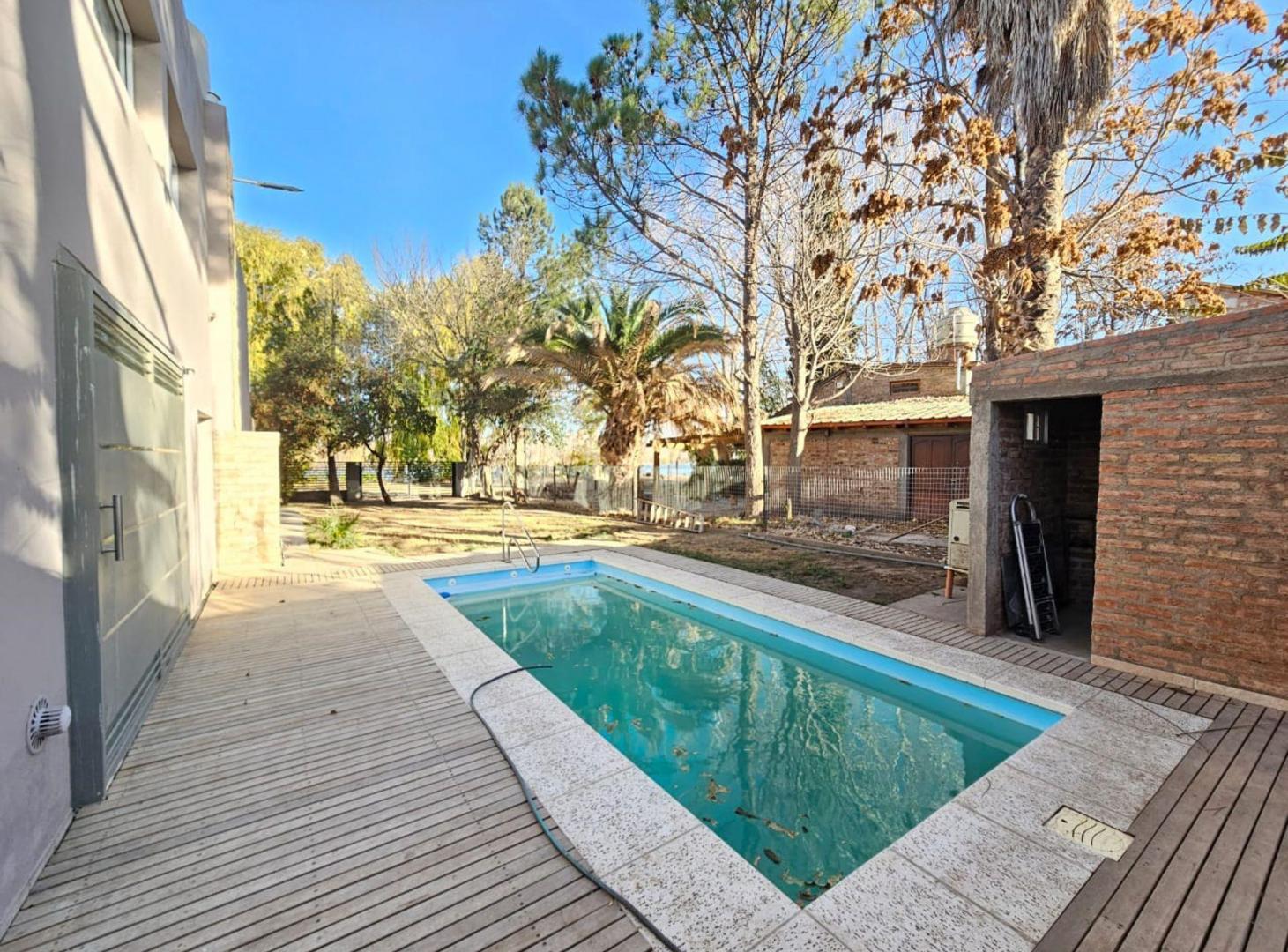 Foto de CASA EN ALQUILER CON PILETA - PLOTTIER, imagen 2