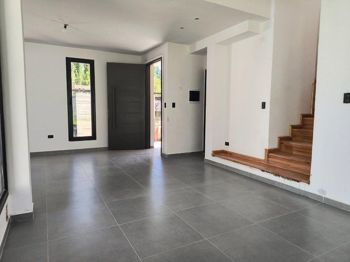 Foto de VENTA CASA TIPO DUPLEX DE TRES DORMITORIOS EN NQN, imagen 2