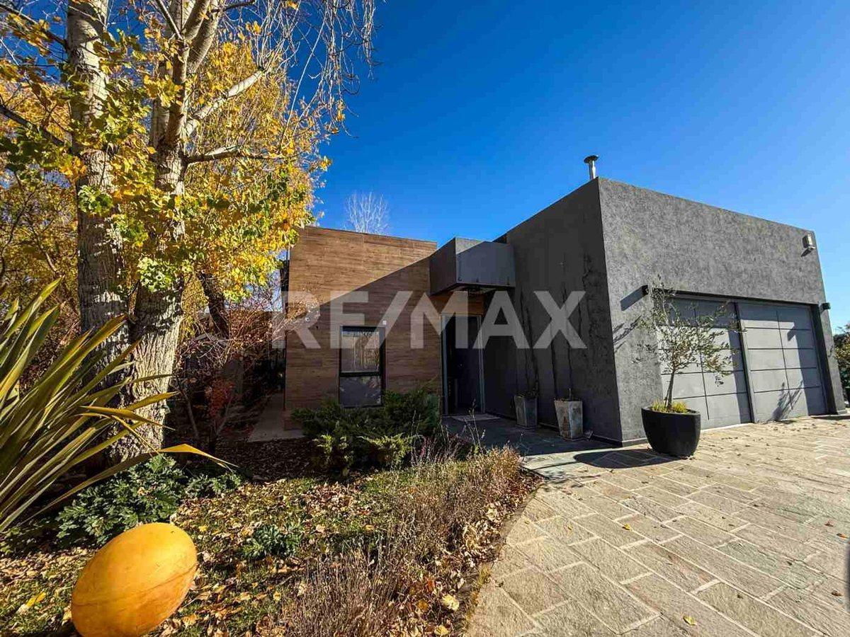 Foto de VENTA CASA 4 DORM + ESTUDIO - CANALES DE PLOTTIER, imagen 4