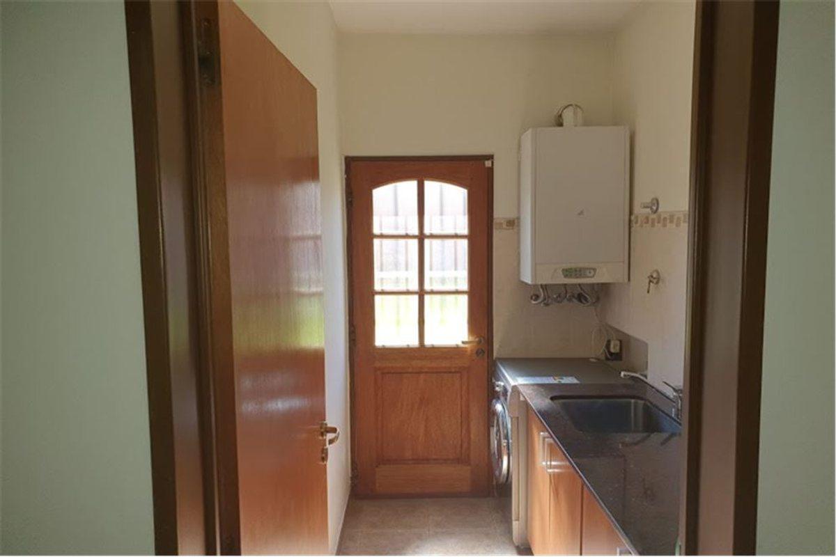 Foto de VENTA CASA 4 DORMITORIOS EN HUILICHES - NEUQUEN, imagen 3