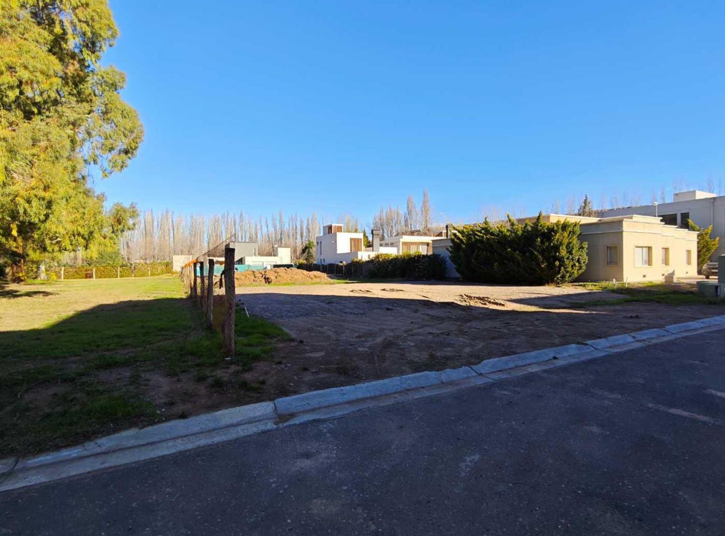 Foto de VENTA LOTE EN BARRIO PRIVADO LA COMARCA CENTENARIO, imagen 2