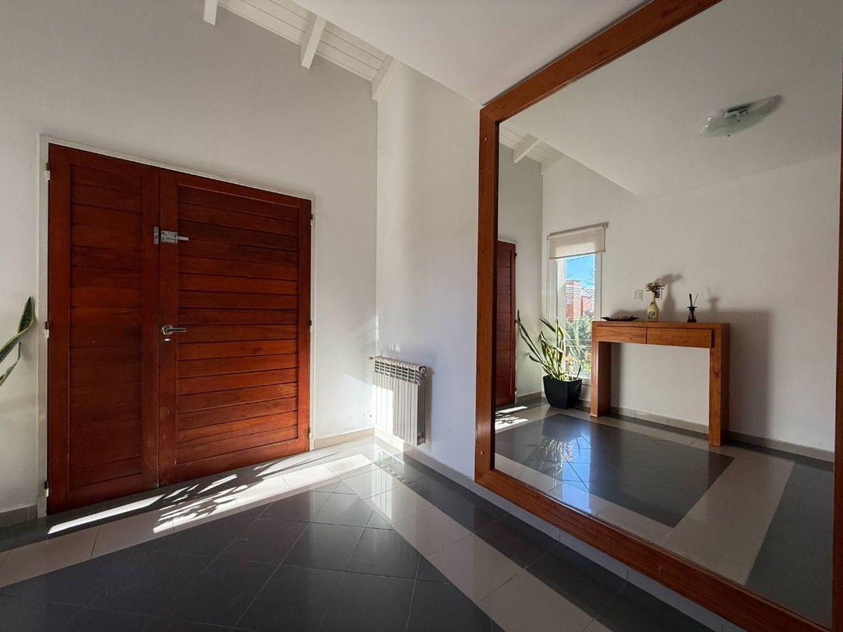 Foto de VENTA CASA NIVEL GERENCIAL JARDINES DEL REY, imagen 2
