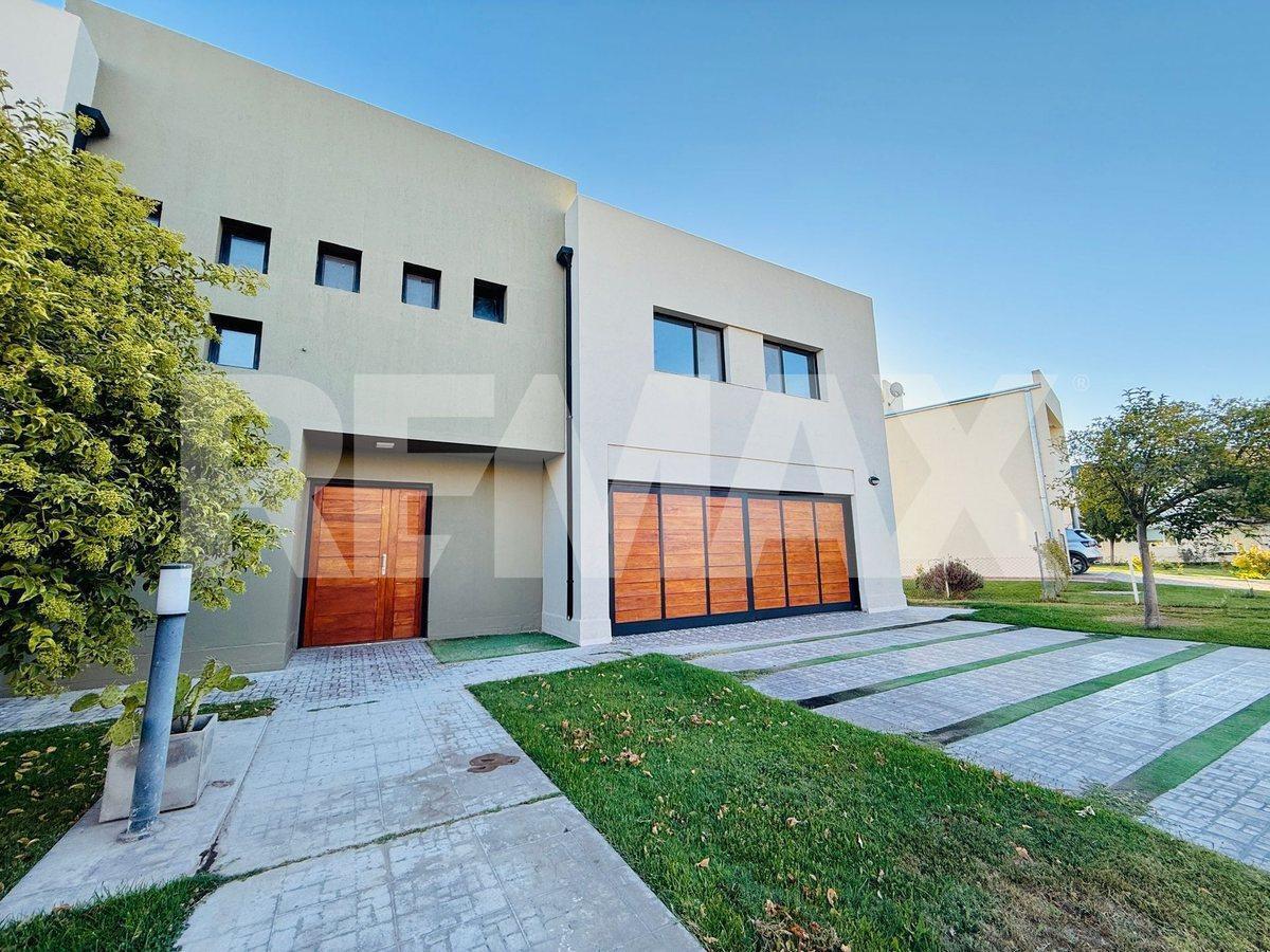 Foto de VENTA CASA 4 DORMITORIOS, B° COMAHUE GOLF CLUB, imagen 3
