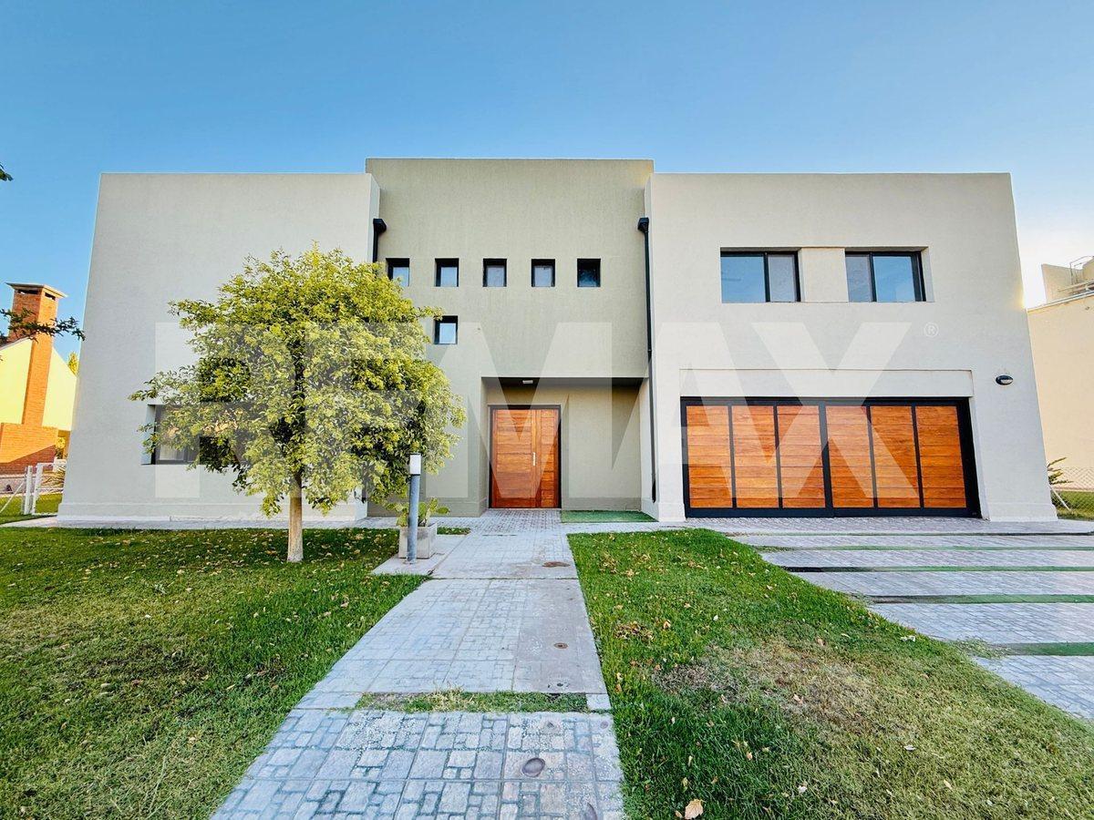 Foto de VENTA CASA 4 DORMITORIOS, B° COMAHUE GOLF CLUB, imagen 1