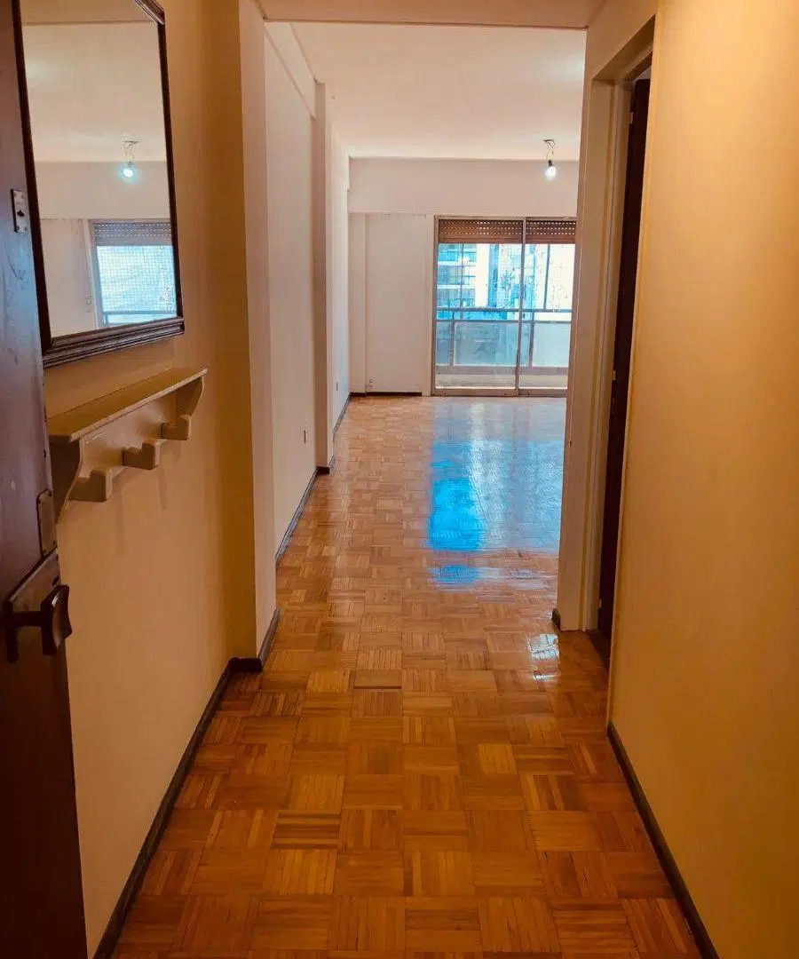 Excelente departamento de cuatro ambientes con balcón corrido y vista abierta. 1