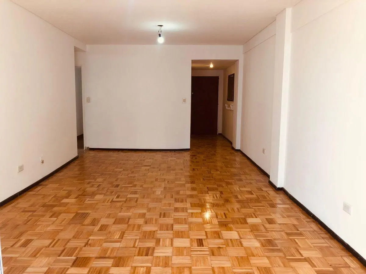 Excelente departamento de cuatro ambientes con balcón corrido y vista abierta. 3
