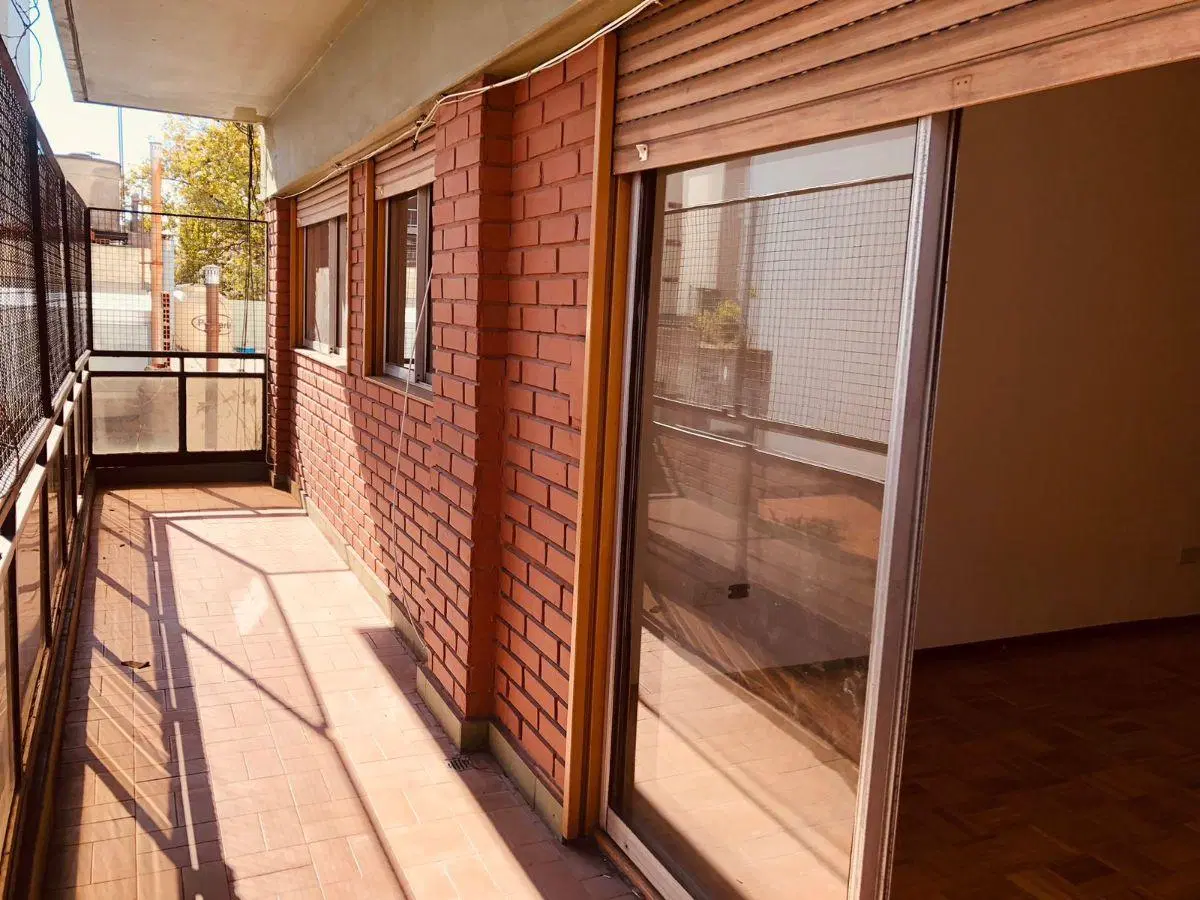 Excelente departamento de cuatro ambientes con balcón corrido y vista abierta. 2