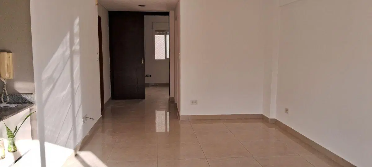 Excelente departamento de dos ambientes con balcón y vista abierta. 4