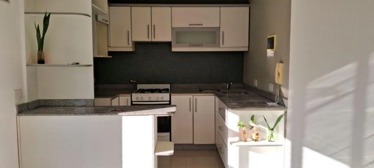 Excelente departamento de dos ambientes con balcón y vista abierta. 5