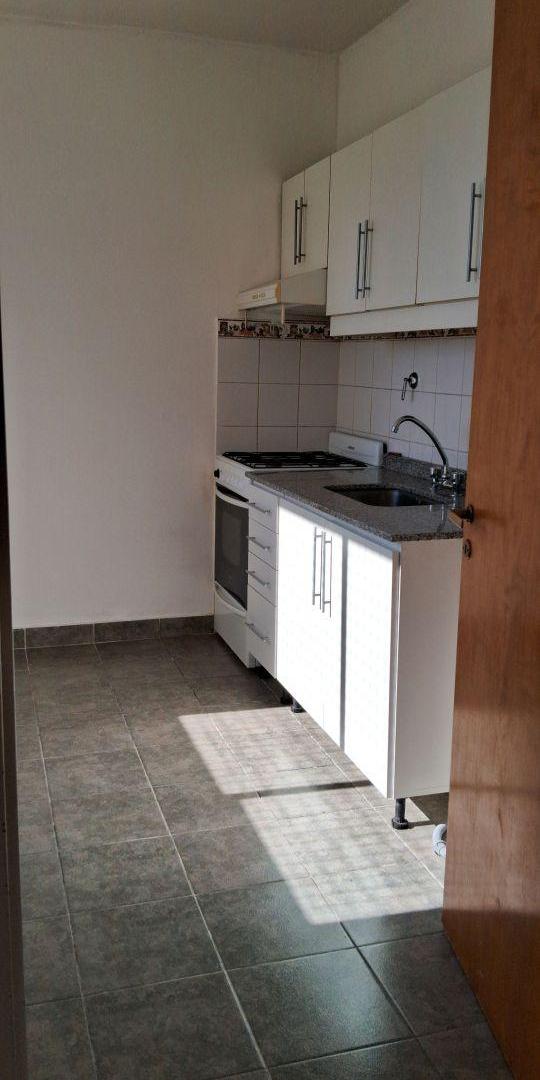 Foto de Excelente departamento de tres ambientes con balcón y vista abierta., imagen 2