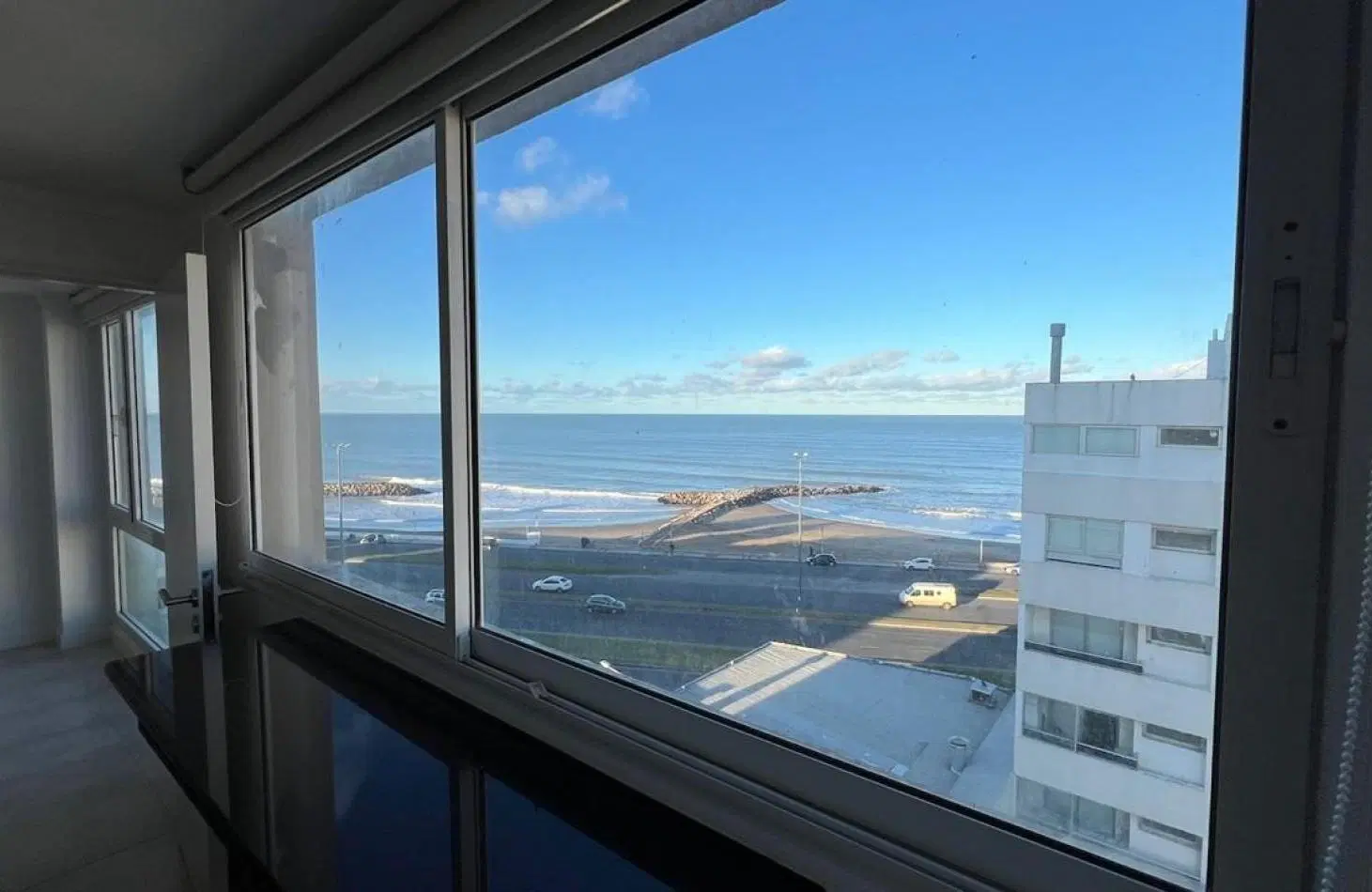DEPARTAMENTO DE 3 AMB. VISTA AL MAR. COCHERA 5