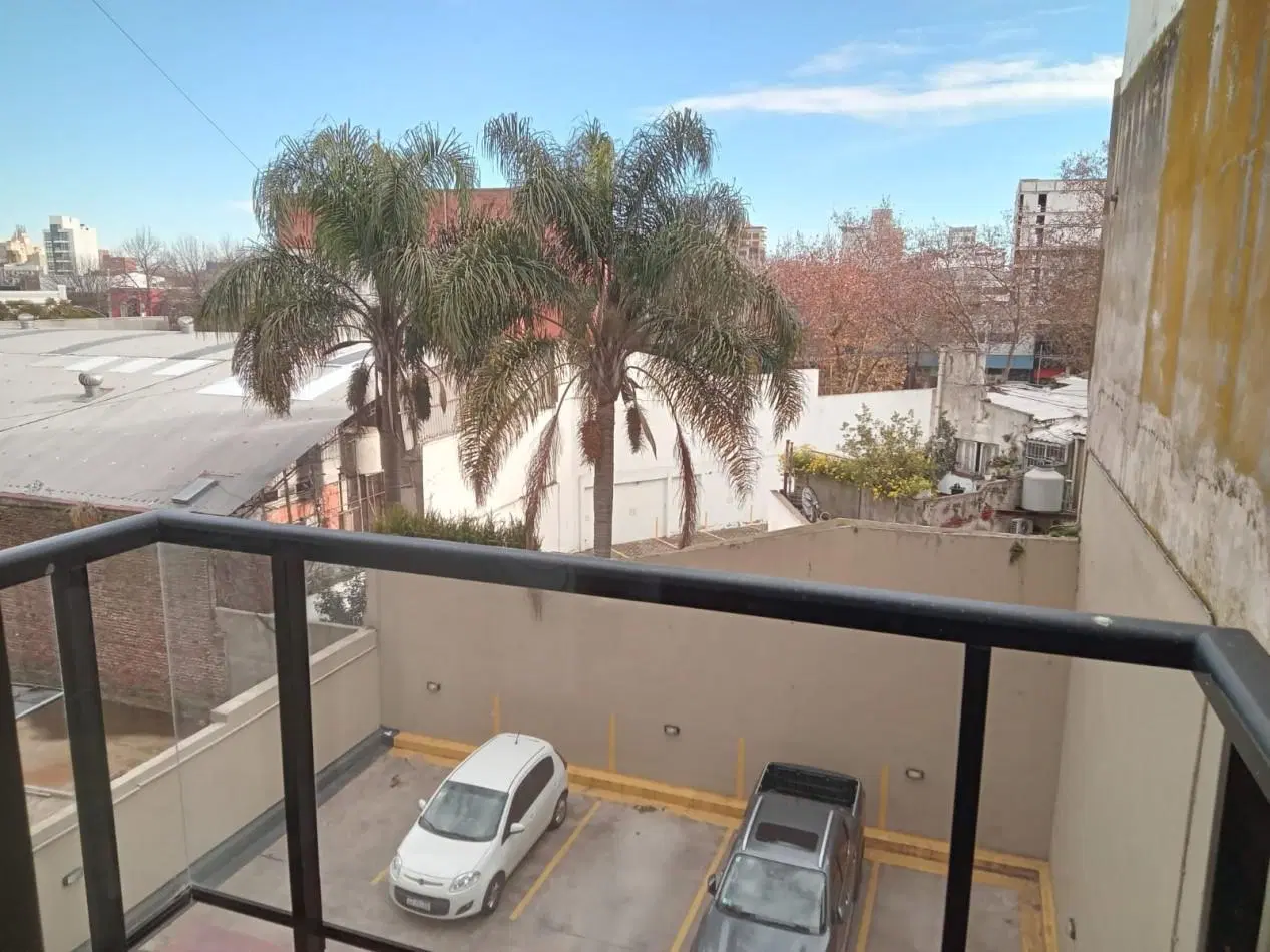 DEPARTAMENTO DE 2 AMB CON BALCON Y COCHERA. AMOBLADO 4