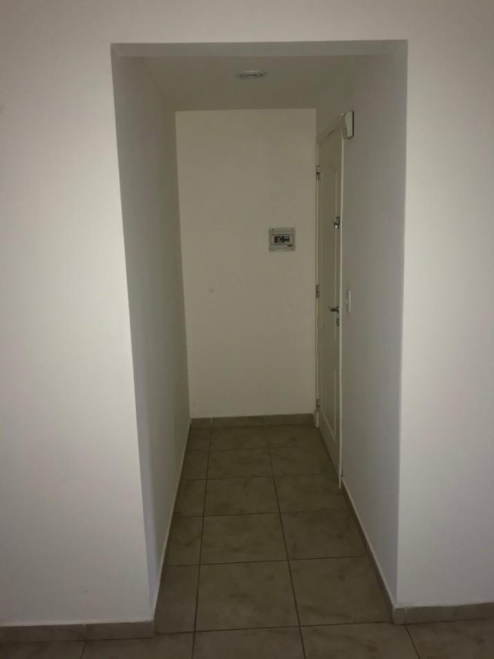 Foto de SEMIPISO DE 2 AMB A LA CALLE CON BALCON Y COCHERA, imagen 2