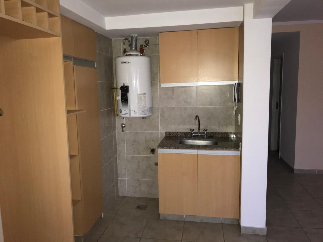 Foto de SEMIPISO DE 2 AMB A LA CALLE CON BALCON Y COCHERA, imagen 3