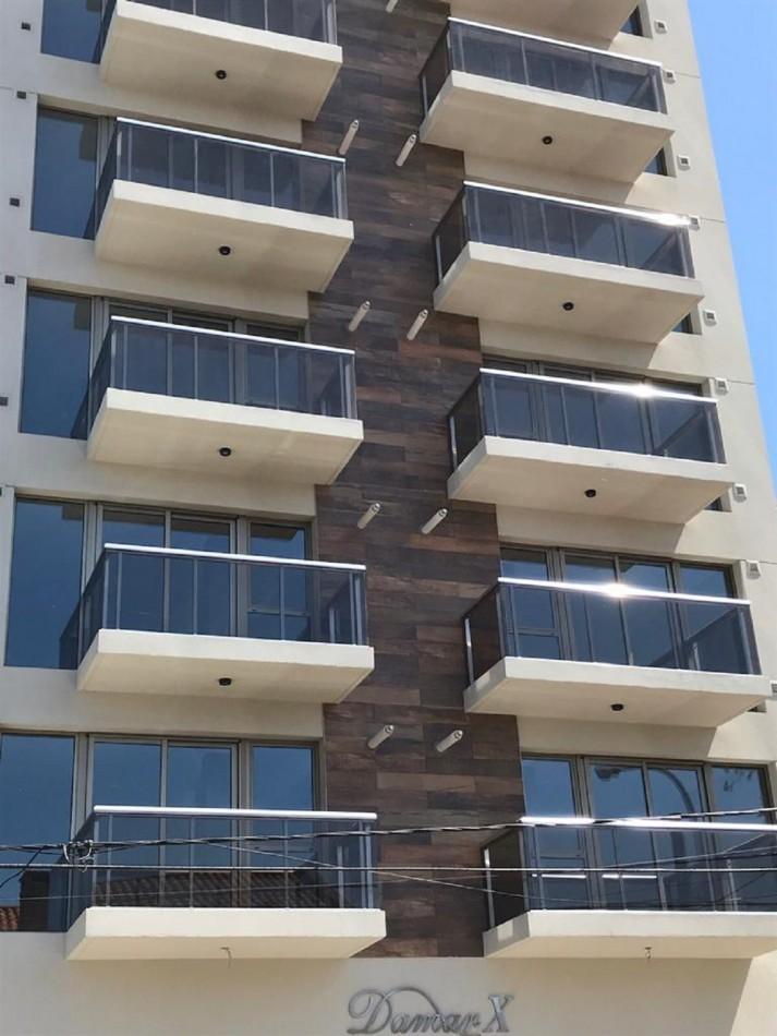 Foto de SEMIPISO DE 2 AMB AMPLIO A LA CALLE CON BALCON. COCHERA, imagen 1