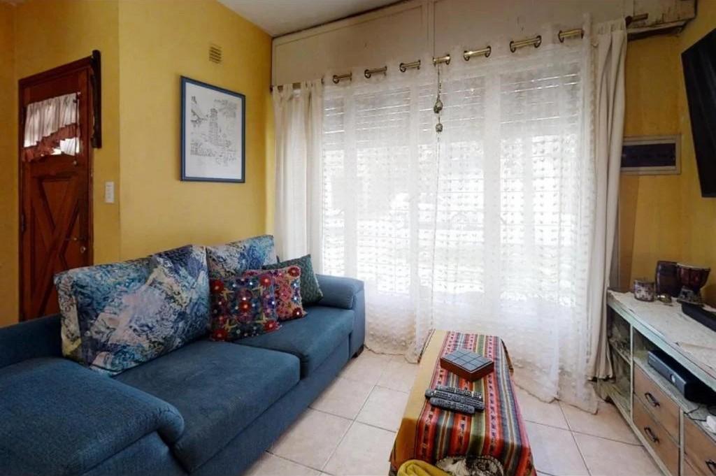 Foto de CASA DE 4 AMBIENTES CON GARAGE Y AMPLIO JARDIN EN MUY BUENA UBICACION, imagen 2