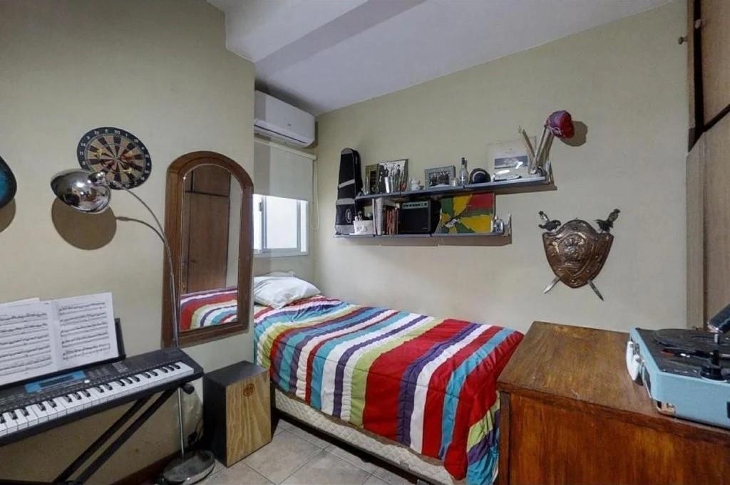 Foto de CASA DE 4 AMBIENTES CON GARAGE Y AMPLIO JARDIN EN MUY BUENA UBICACION, imagen 4