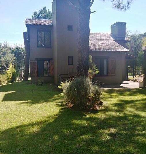 EXCELENTE CASA DE 4 AMBIENTES EN COSTA DEL ESTE 2