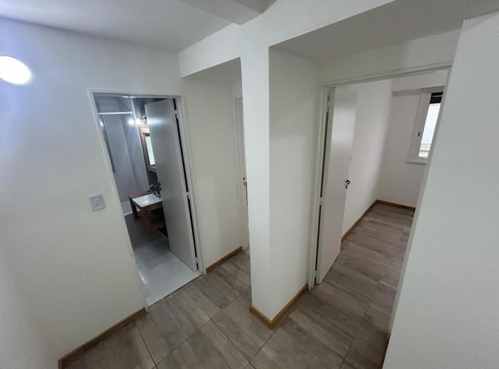 Foto de MUY BUEN DEPARTAMENTO DE 3 AMBIENTES RECICLADO EN TORRES 14 DE JULIO, imagen 3