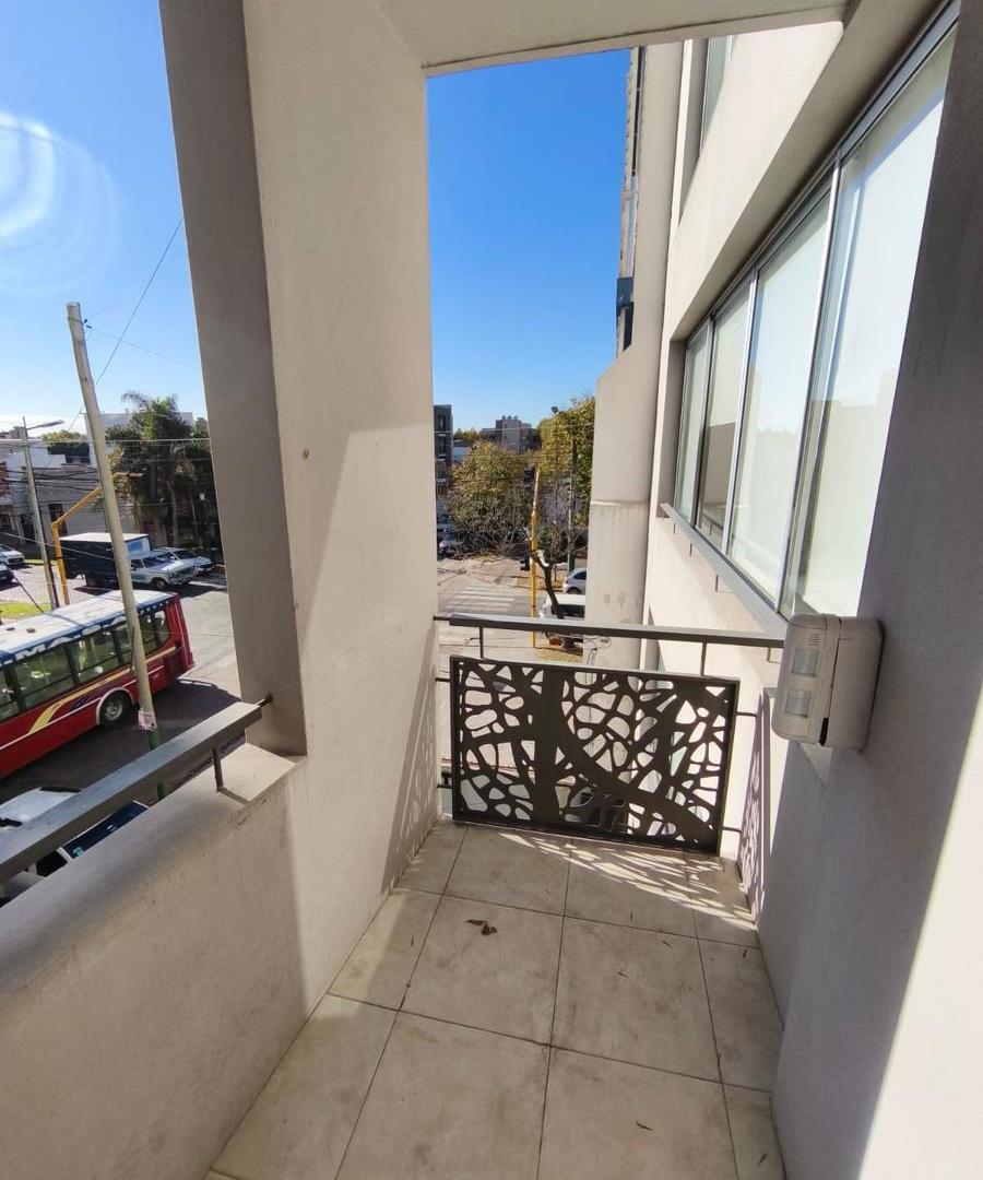 Foto de DEPARTAMENTO DOS AMBIENTES CON COCHERA EN EXCELENTE UBICACION DE BANFIELD, imagen 5