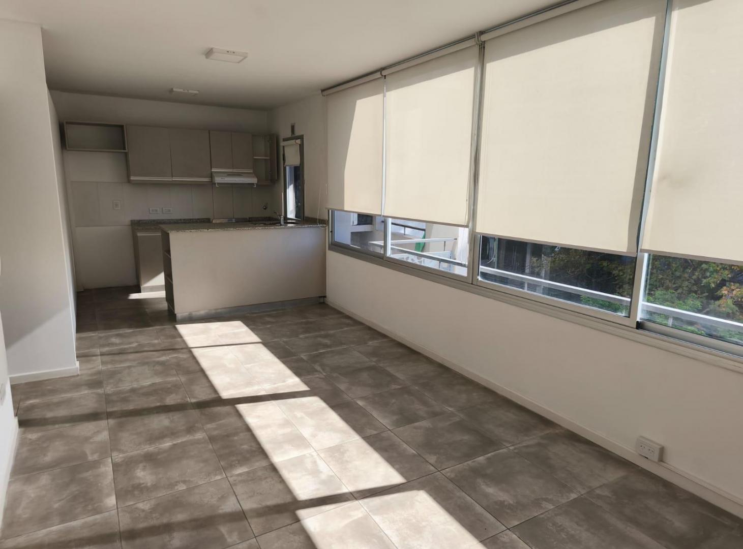 Foto de DEPARTAMENTO DOS AMBIENTES CON COCHERA EN EXCELENTE UBICACION DE BANFIELD, imagen 4