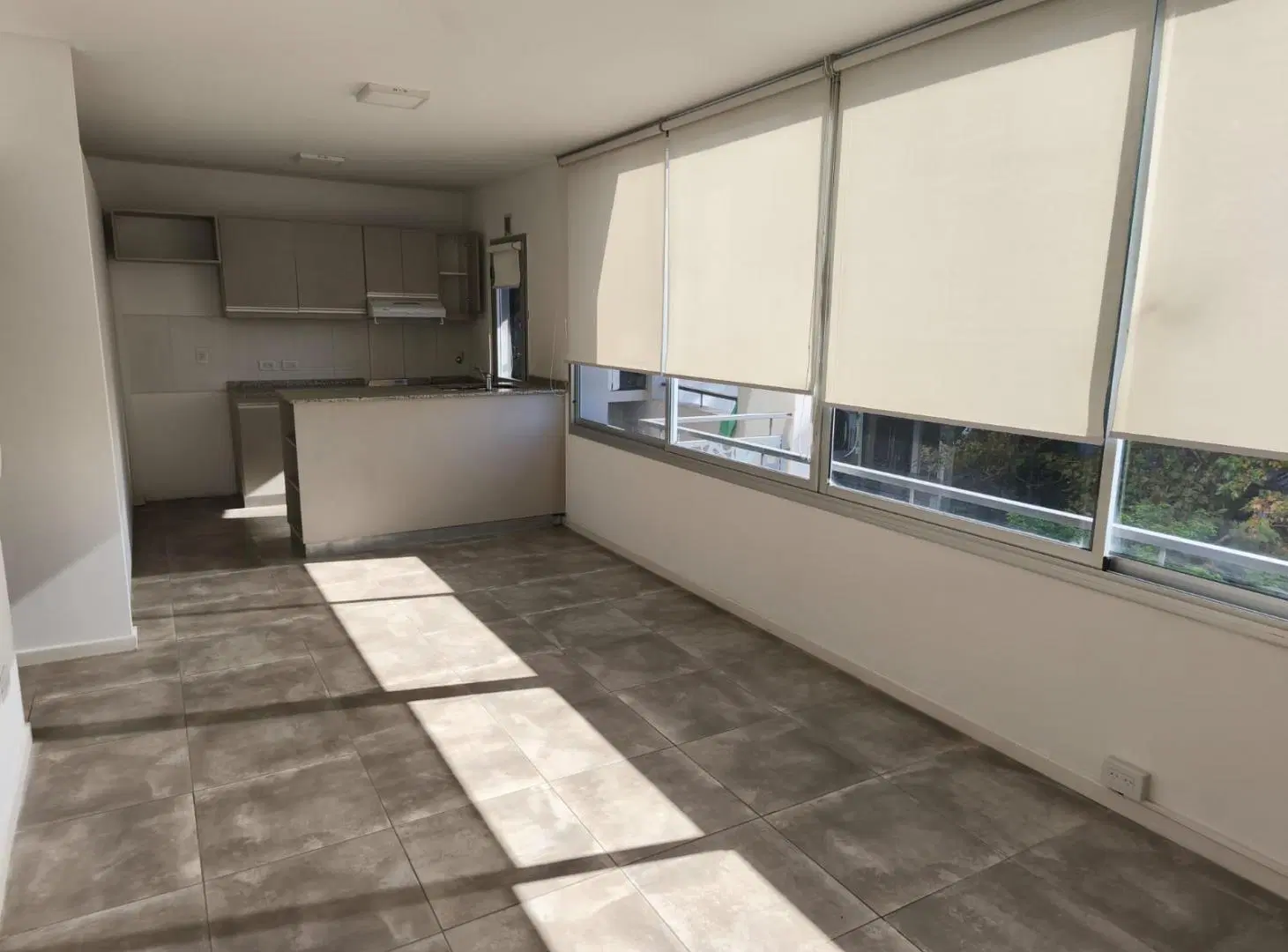 DEPARTAMENTO DOS AMBIENTES CON COCHERA EN EXCELENTE UBICACION DE BANFIELD 4