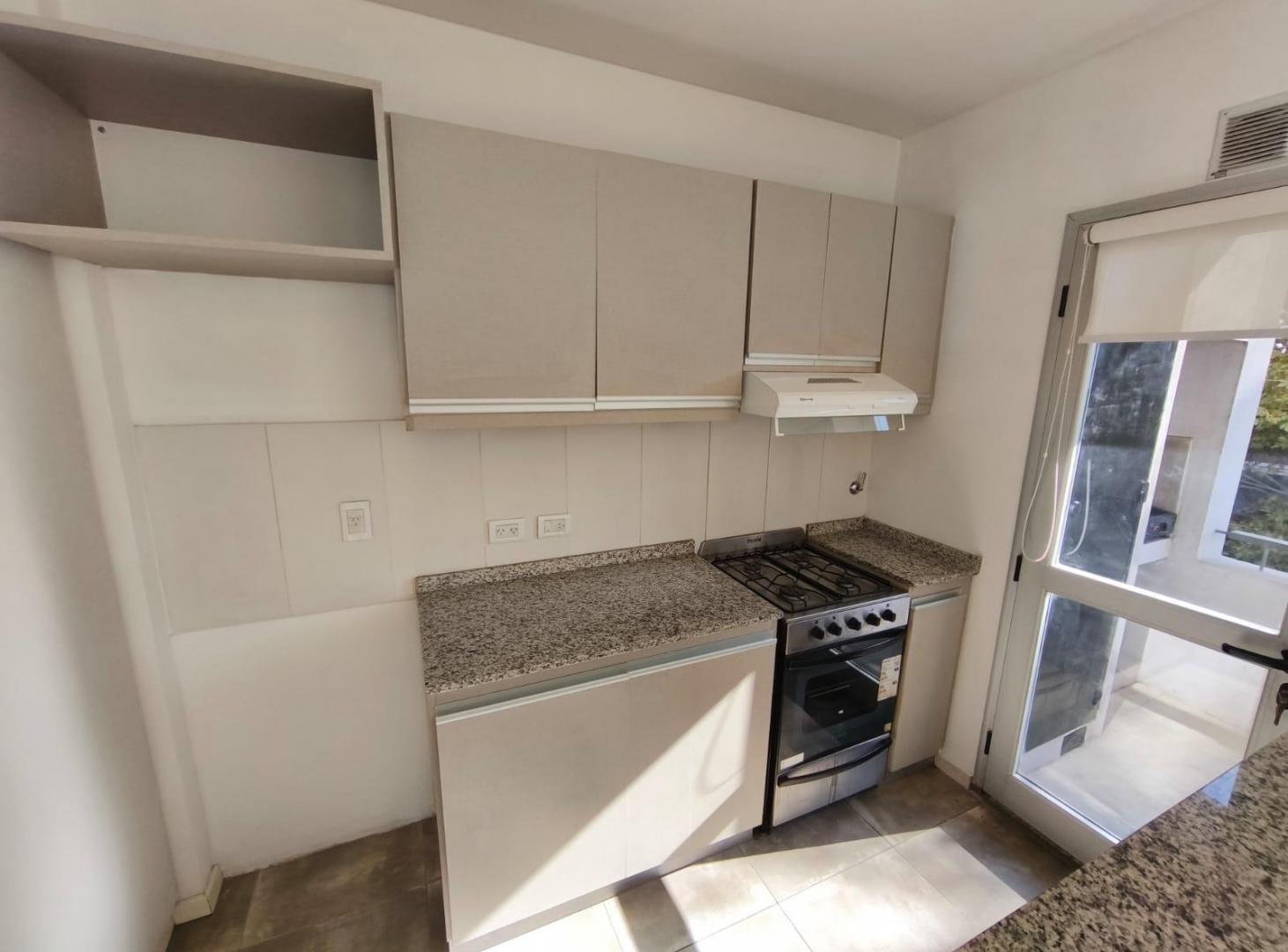 Foto de DEPARTAMENTO DOS AMBIENTES CON COCHERA EN EXCELENTE UBICACION DE BANFIELD, imagen 2