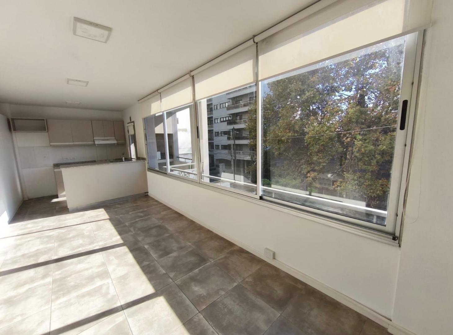 DEPARTAMENTO DOS AMBIENTES CON COCHERA EN EXCELENTE UBICACION DE BANFIELD
